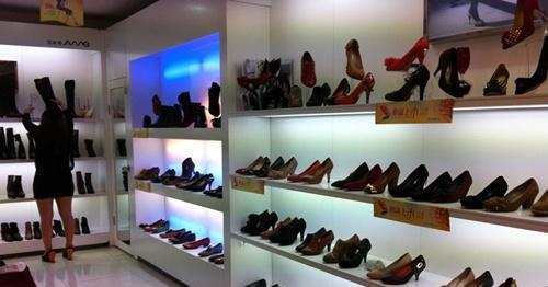 鞋業(yè)市場寒冬 利潤下滑與市值縮水的深層探析